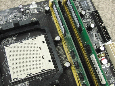 マザーボードに挿さった2枚のメモリー