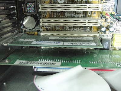 マザーボード上のPCIスロットやPCI Expressスロットに挿さっている