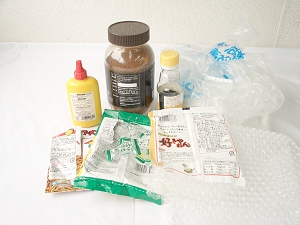 身の回りの様々なプラスチック(瓶はフタの部分がプラスチック)